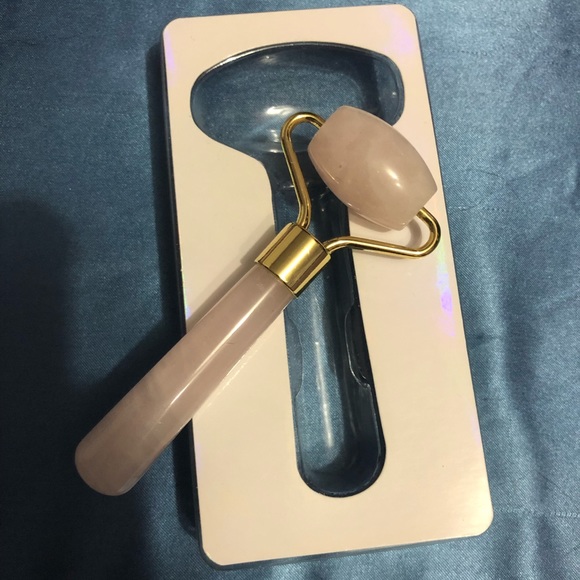 Rose Quartz face roller - Picture 2 of 3